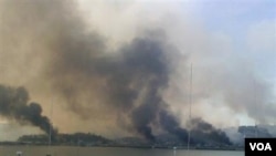 Kepulan asap terlihat membubung dari pulau Yeonpyeong, setelah dilaporkan terjadi baku tembak antara Korea Utara dan Selatan.