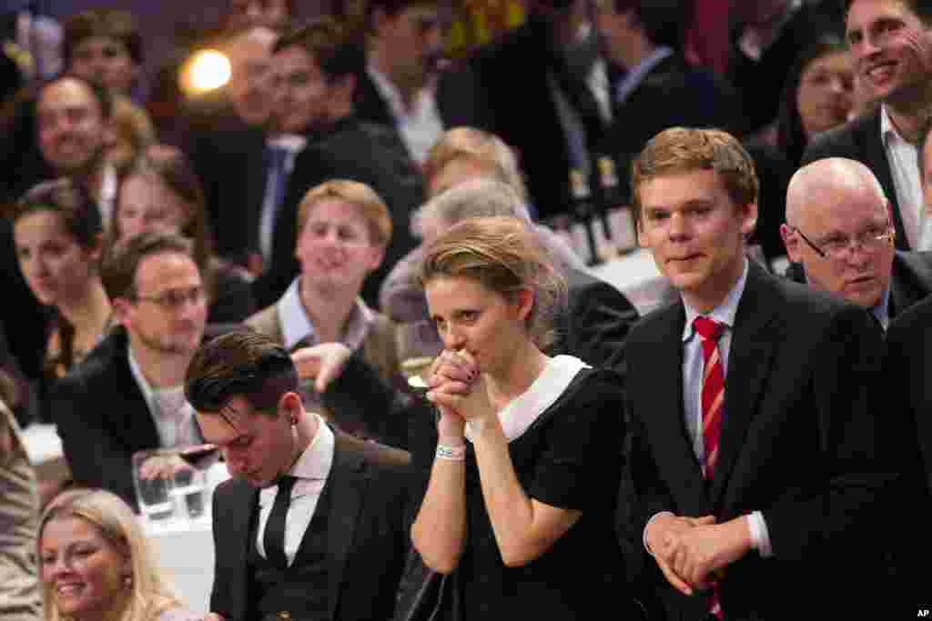 Reaksi orang-orang saat mendengarkan pengumuman hasil pemilu pada pesta pemilihan presiden yang diadakan oleh Kedubes AS dan German Telekom di Berlin, Jerman (7/11).