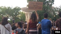 Warga AS hari Selasa (20/6) memberikan penghormatan dan mengenang Nabra Hassanen, remaja Muslim yang meninggal akibat pemukulan. (E. Sarai/VOA)