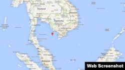 ផែន​ទី Google Maps បង្ហាញ​ទី​តាំង​កោះ Tho Chu (កោះ​ក្រចក​សេះ) ដែល​សម្គាល់​ដោយ​ចំណុច​ក្រហម។ កោះនៅ​ក្នុង​លំហ​ឈូង​សមុទ្រ​ថៃ​នេះជា​ដែនដី​ដែល​ស្ថិត​នៅ​ជិតជាង​គេ​នឹង​កន្លែង​ដែល​គេ​គិត​ថា​យន្តហោះ​ម៉ាឡេស៊ី​បានបាត់​និង​ធ្លាក់​កាល​ពី​ថ្ងៃ​សៅរ៍។