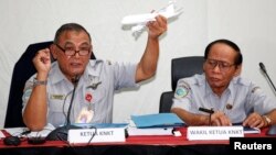 Tatang Kurniadi (kiri), Ketua KNKT memberikan keterangan pers mengenai jatuhnya pesawat AirAsia QZ8501 di Jakarta, Kamis (29/1).