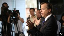 U.S. Special Representative for North Korea Policy Ambassador Glyn Davies speaks to reporters at a hotel in Beijing, China, Sept. 29, 2014. 