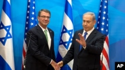美国防部长卡特与以色列总理内塔尼亚胡（右）在耶路撒冷举行会谈前握手 （2015年7月21日）