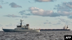 在卡特加海峡，一艘丹麦海军巡逻艇监视附近的中国散货船“伊鹏3号”。（2024年11月20日）