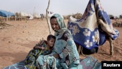 Timal Bara, 35 ans, et sa fille de 5 ans, Ka-Bito Bara, devant leur abri dans le camp de Mbéra en Mauritanie