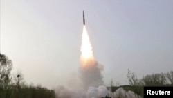 Peluncuran uji coba rudal balistik antarbenua (ICBM) berbahan bakar padat baru Hwasong-18 di lokasi yang dirahasiakan, 14 April 2023. (Foto: KCNA via REUTERS TV/via REUTERS)
