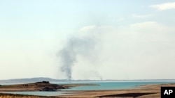 在摩苏尔大坝，对“伊斯兰国”激进分子的空袭造成硝烟