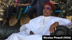Le president du Niger, Mahamadou Issoufou, observe ses militants lors de son dernier meeting de campagne au stade Seyni Kountché de Niamey, 18 février 2016 (VOA/Nicolas Pinault)
