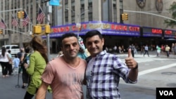 Emil Quliyev Üzeyir Novruzovla birlikdə Radio City Music Hall-un qarşısında