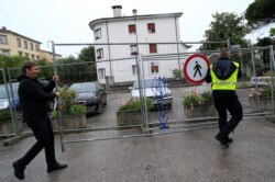 Petugas menyingkirkan pagar pembatas di alun-alun Uni Eropa, di Nova Gorica, Slovenia, perbatasan Slovenia dan Italia, di tengah pandemi Covid-19, 15 Juni 2020.