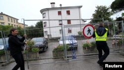 Les travailleurs retirent une clôture sur la place de l'Union européenne, à Nova Gorica, à la frontière entre la Slovénie et l'Italie, alors que les restrictions de voyage COVID-19 à travers l'Europe sont progressivement assouplies, le 15 juin 2020. REUTERS / Borut Zivulovic