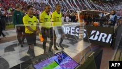 L'arbitre brésilien Wilton Pereira Sampaio et ses assistants passent devant un écran du Video Assistant Referee (VAR), Buenos Aires, le 25 octobre 2017.