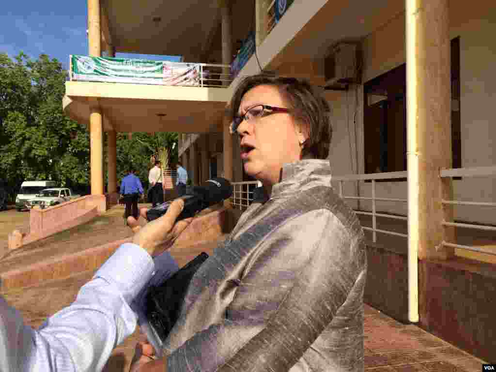 Rana Flowers, a representative of Unicef in Cambodia, talks to VOA Khmer about child mortality in front of a health department in Kampong Speu province.