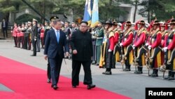 문재인 대통령 한국 대통령과 김정은 북한 국무위원장이 지난4월27일 판문점에서 사열을 받고 있다. (자료사진)