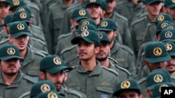 FOTO ARSIP – Anggota Garda Revolusi Iran menghadiri upacara peringatan dirgahayu Revolusi Islam ke-40, di Azadi, atau Lapangan Kemerdekaan, Teheran, Iran (foto: AP Photo/Vahid Salemi)
