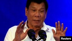 File: ប្រធានាធិបតី​នៃប្រទេស​ហ្វីលីពីន​ លោក​ រ៉ូឌ្រីហ្គោ ឌូតឺតេ​ ថ្លែង​សុន្ទរកថា​ក្នុង​អំឡុង​ខួប​ទី៨០​ ​នៃ​ការ​បង្កើត​ការិយាល័យ​ស៊ើបអង្កេតជាតិ​នា​ថ្ងៃ​ទី​១៤​ខែ​វិច្ឆិកា​ឆ្នាំ​២០១៦។ 