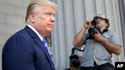 川普抵达纽约曼哈顿一家法院去履行陪审员义务。（2015年8月17日）