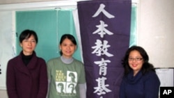 冯乔兰(中)为改善教育奉献心力