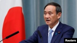 រូបឯកសារ៖ លោក Yoshihide Suga រដ្ឋមន្ត្រី​ទីស្តីការ​គណៈរដ្ឋមន្ត្រី ថ្លែងនៅក្នុងសន្និសីទសារព័ត៌មានមួយ នៅវិមានរដ្ឋាភិបាល ក្នុងទីក្រុងតូក្យូ ប្រទេសជប៉ុន កាលពីថ្ងៃទី១១ ខែកញ្ញា ឆ្នាំ២០១៩។