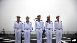 រូបឯកសារ៖ នាវិកចិនឈរលើតួនាវា Qi Jiguang អំឡុងពេលខួបលើកទី ៧០ របស់សាធារណរដ្ឋប្រជាមានិតចិន នៅខេត្ត Shandong។ 