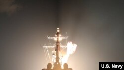 미 해군이 지난 17일 USS 존 핀 이지스 구축함에서 SM-3 블록 IIA 미사일을 이용한 탄도미사일 요격에 성공했다면서 사진을 공개했다.