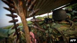 Seorang tentara Burundi yang tergabung dalam pasukan Uni Afrika, siaga di utara ibukota Mogadishu (foto: dok).