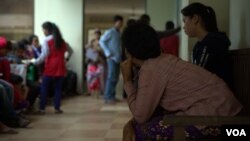 អ្នក​ជំងឺ​រង់ចាំ​នៅ​ខាងក្រៅ​មន្ទីរ​សុខភាព​ផ្លូវចិត្ត​នៃមន្ទីរ​ពេទ្យ​មិត្តភាព​ខ្មែរ​សូវៀត​កាលពី​ថ្ងៃទី ១៦ ខែ តុលា ឆ្នាំ ២០១៨​ក្នុង​រាជធានី​ភ្នំពេញ ប្រទេស​កម្ពុជា។ (ហោ ស៊ិញហ៊ួរ/VOA)