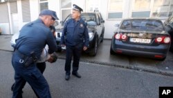 Crnogorska policija privodi osobu osumnjičenu za pripremanje napada pred izbore 16. okrobra 2016.