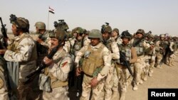 Pasukan keamanan Irak menunggu kendaraan untuk pergi ke Mosul dan melawan militan Negara Islam (ISIS). (Foto: Dok)