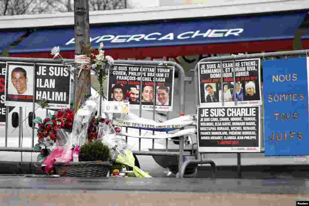 중국 음력설인 춘절을 맞아 베이징의 해피벨리 놀이동산을 찾은 관광객들이 자이로스윙을 타고 있다.