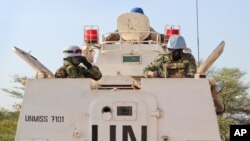 Des soldats de la paix de l'ONU dans un véhicule blindé de transport de troupes mènent une patrouille de Bentiu vers le village de Nhialdiu, au Soudan du Sud, le 7 décembre 2018.