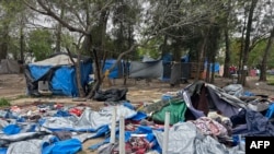 Tenda-tenda yang digunakan para migran sebagai tempat tinggal tampak berserakan di salah satu area di Matamoros, negara bagian Tamaulipas, Meksiko, yang berbatasan dengan Brownsville, Texas, AS, pada 29 Februari 2024. (Foto: AFP/Abraham Pineda)