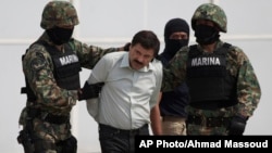 지난 22일 멕시코시티에서 체포된 '마약왕' 엘 차프 구즈만이 멕시코 해병대원들에 의해 호송되고 있다.