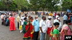 រូបឯកសារ៖ មនុស្ស​តម្រង់​ជួរ​ដើម្បី​ទទួល​ការចាក់​វ៉ាក់សាំង​បង្ការ​ជំងឺ​កូវីដ១៩ នៅ​មជ្ឈមណ្ឌល​ចាក់វ៉ាក់សាំង​នៅ​ទីក្រុង Mumbai នៃ​ប្រទេស​ឥណ្ឌា កាលពី​ថ្ងៃទី២២ ខែមេសា ឆ្នាំ២០២១។