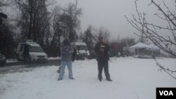 Protester stands near mosque in Baltimore, Maryland where President Obama is meeting with Muslim-American leaders, Feb. 3, 2016. (E. Cherneff / VOA)