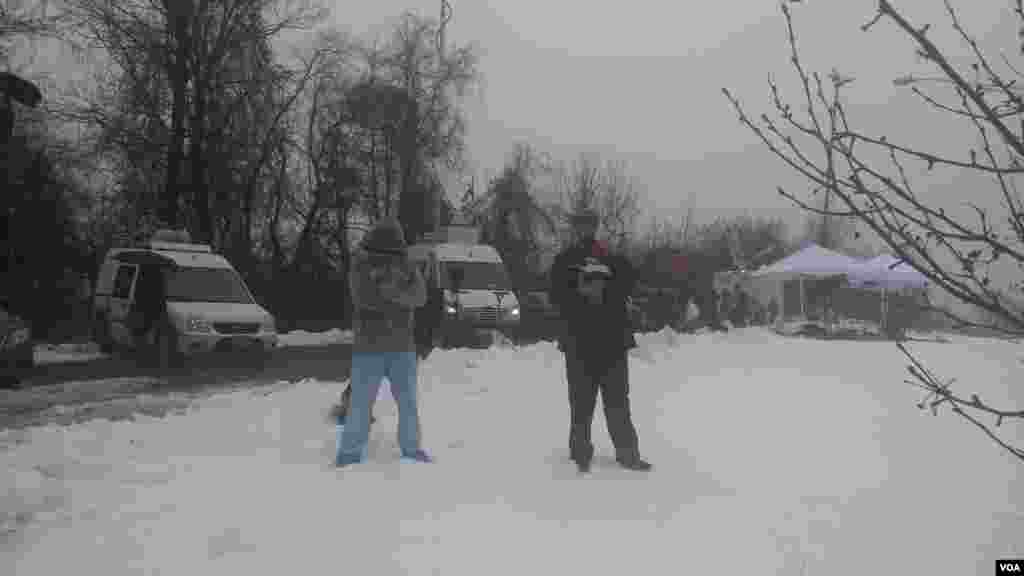 Protester stands near mosque in Baltimore, Maryland where President Obama is meeting with Muslim-American leaders, Wednesday, Feb. 3, 2016. (Photo: E. Cherneff / VOA) 