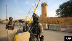 Pasukan anti-terorisme Irak berjaga di depan kedutaan AS di ibukota Baghdad, 2 Januari 2020.