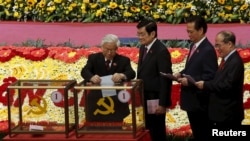 លោក Nguyen Phu Trong ប្រធាន​គណបក្ស​កុម្មុយនិស្ត​វៀតណាម នៅ​ក្នុង​ការបោះឆ្នោត​ប្រធាន​គណៈកម្មាធិការ​កណ្តាល នៅ​ថ្ងៃ​ទី​២៦ ខែ​មករា ឆ្នាំ​២០១៦។​ 