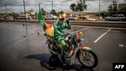 Un militant de l'opposition à Yaoundé, le 30 septembre 2018.