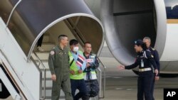 ภาพของแรงงานชาวไทยที่เดินทางจากอิสราเอล ถึงสนามบินที่กรุงเทพฯ เมื่อ 16 ตุลาคม 2023 (ที่มา: AP)