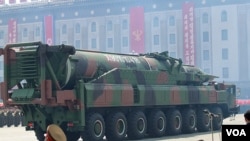 지난해 4월 북한 평양에서 열린 김일성 주석 100회 생일기념 열병식에 등장한 미사일 운반 차량.