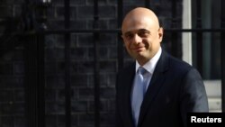 Menteri Dalam Negeri Inggris Sajid Javid di Downing Street, London, 1 Mei 2018. (Foto: dok.) 