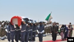 Des soldats transportant le cercueil contenant les restes de feu Sahraoui Mohamed Abdelaziz, président de la République arabe sahraouie démocratique (RASD), lors d'une cérémonie du souvenir à l'aéroport de Tindouf, en Algérie, le 04 juin 2016. EPA / STR