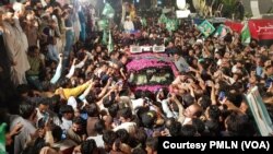 نواز شریف کی گاڑی حامیوں میں گھری ہوئی ہے۔7 مئی 2019