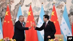 에두아르도 엔리케 레이나(왼쪽) 온두라스 외무장관과 친강 중국 외교부장 겸 국무위원이 26일 베이징에서 외교관계 수립에 관한 공동성명에 서명한 뒤 건배하고 있다. 