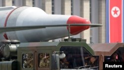 지난해 7월 평양 김일성 광장에서 열린 정전 60주념 기념 군사행진에 등장한 미사일. (자료사진)