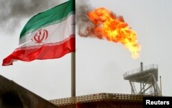 이란의 페르시안 만의 유전에서 석유 시추를 위해 설치한 시추봉 위 로 불꽃이 타오르고 있다.