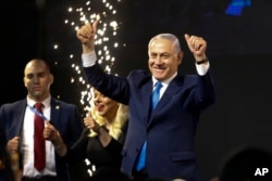 Izraelski premijer Benjamin Netanjahu pozdravlja svoje pristalice nakon zatvaranja birališta u Telavivu, 10. aprila 2019.