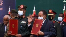 Mkuu wa Baraza la Mpito la Sudan Abdel Fattah Al-Burhan, pamoja na waziri mkuu Abdalla Hamdok baada ya kusaini mkataba mpya