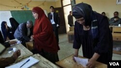 Kesibukan warga dalam pemungutan suara Pemilu Parlemen tahap akhir di TPS Qalyobeia, Mesir (3/1).